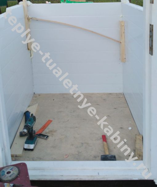обшивка сэндвич-панелями теплой туалетной кабины