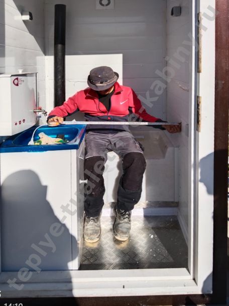 установка умывальника и двери теплой туалетной кабины