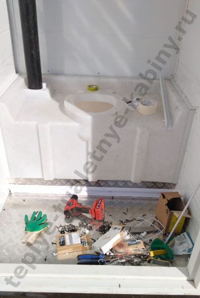 накопительный бак и труба вентиляции теплой туалетной кабины