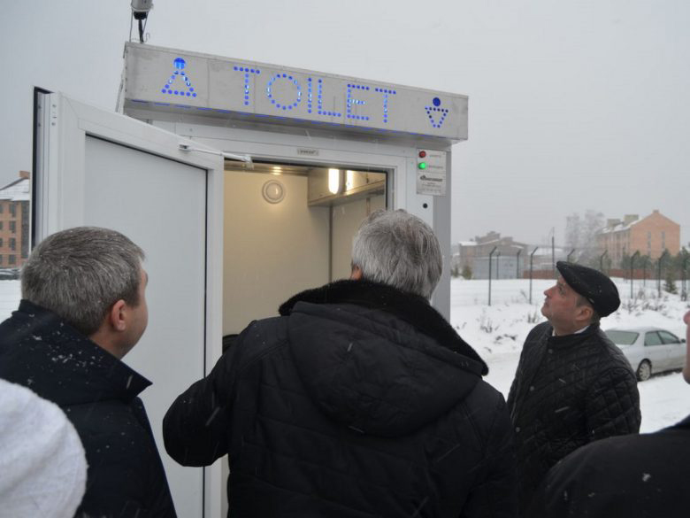 Новосибирские депутаты подарили жителям города отапливаемый санузел